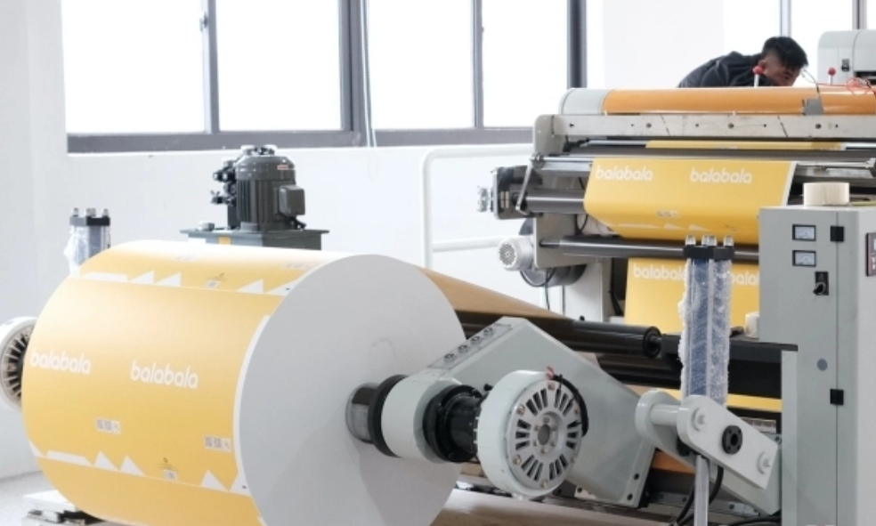 alt：Large PVC roll paper material with smooth surface, commonly used in printing, packaging, and industrial applications